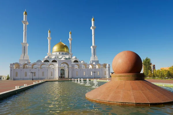 アスタナ、カザフスタンでフォア グラウンドで噴水のある Nur アスタナ モスクの外観. — ストック写真