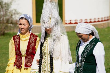 Bayan Almatı, Kazakistan'geleneksel kazak gelinlik giyer. 