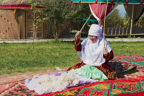 Le donne che indossano abiti tradizionali producono feltro ad Almaty, Kazakistan . — Foto Stock