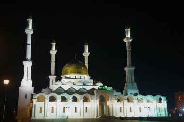 Astana, Kazakistan'ın geceleri Nur Astana Camii. 