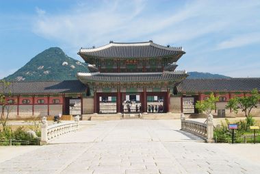 Seoul, Kore Gyeongbokgung Kraliyet sarayın giriş kapısı için görüntüleyin. 