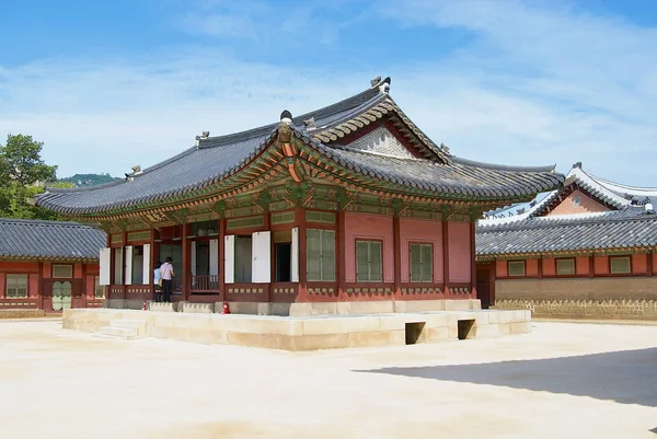 Historisches gebäude im gyeongbokgung palast in seoul, Korea. — Stockfoto