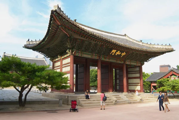La gente visita el Palacio Changgyeong en Seúl, Corea . —  Fotos de Stock