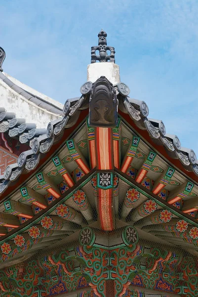 Seoul, Kore mavi gökyüzü ile bina Gyeongbokgung Sarayı çatısı.