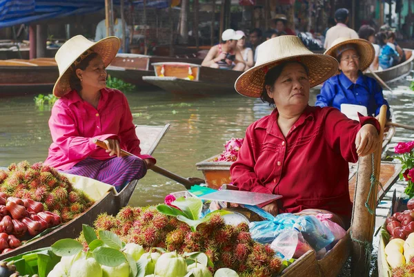 Menschen verkaufen Lebensmittel von Booten auf dem schwimmenden Markt in Damnoen Saduak, Thailand. — Stockfoto