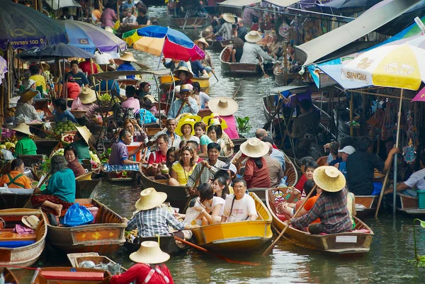 La gente disfruta de la excursión en barco en el mercado flotante en Damnoen Saduak, Tailandia . —  Fotos de Stock