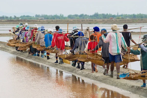 People work at the salt farm in Huahin, Thailand. — Stock Photo, Image