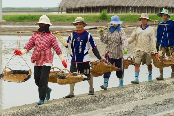 Les gens travaillent à la ferme de sel à Huahin, Thaïlande . — Photo