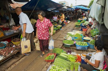  Yerel halkın Samut Songkram, Tayland Mae Klong demiryolu parça pazarda alışveriş yapmak.