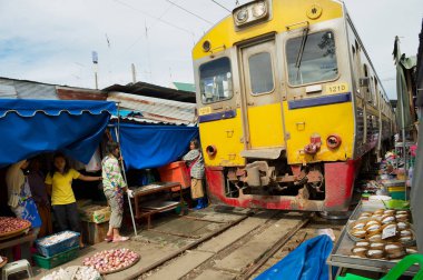 Samut Songkram, Tayland Mae Klong demiryolu parça piyasasında tarafından tren yolcu. 