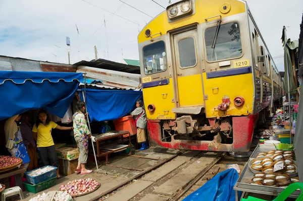 Samut Songkram, Tayland Mae Klong demiryolu parça piyasasında tarafından tren yolcu. 