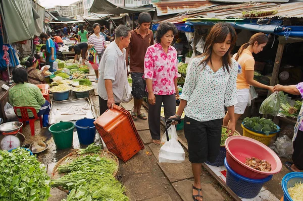  Yerel halkın Samut Songkram, Tayland Mae Klong demiryolu parça pazarda alışveriş yapmak.