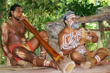 Aborjin aktörler geleneksel enstrümanlar Kuranda, Queensland, Avustralya Tjapukai kültür Park ile müzik yapmak.