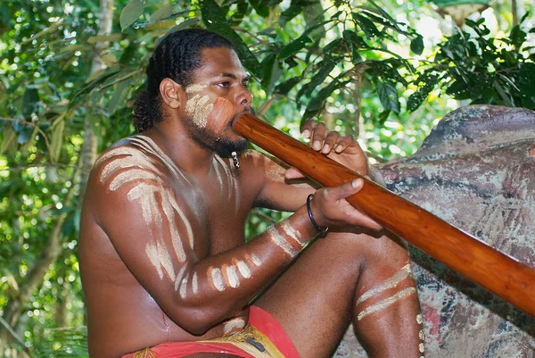 Actor aborigen interpreta música con instrumento musical didgeridoo tradicional en el Parque Cultural Tjapukai en Kuranda, Queensland, Australia . —  Fotos de Stock
