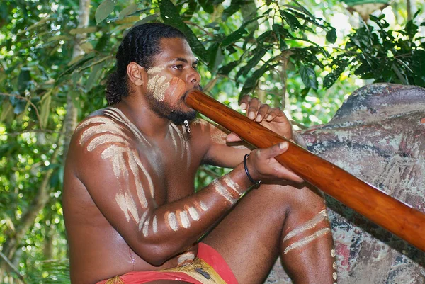 Kuranda, Queensland, Avustralya Tjapukai kültür parkında geleneksel didgeridoo müzik aleti ile müzik Aborjin aktör gerçekleştirir.