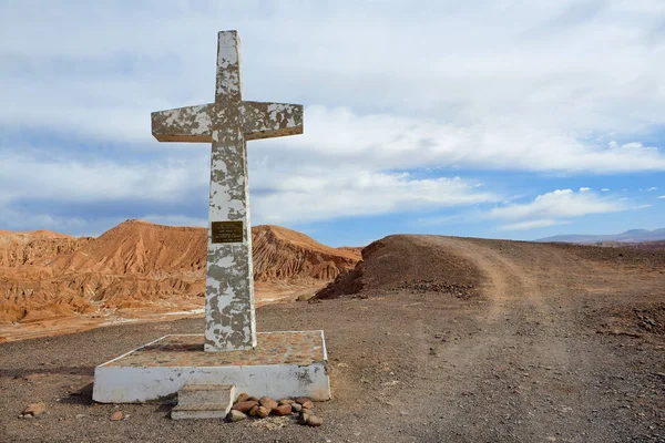 Крест в пустыне Атакама в память о Папе Хуане Пабло Второй визит близ Сан-Педро-де-Атакама, Чили . — стоковое фото