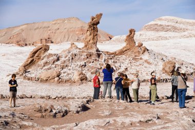 Las tres Marias (üç Marys) oluşumu kayalarda Valle de la Luna San Pedro de Atacama, Chile içinde turistler ziyaret.
