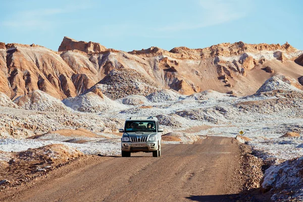 People drive car in Valle de la Luna in San Pedro de Atacama, Chile. — Stock Photo, Image