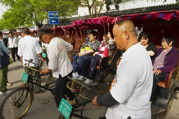 Rckshaws 北京、中国にな Houhai 湖の隣には、Futong 通りで乗客を運ぶ. — ストック写真