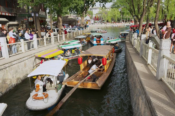 As pessoas gostam de passeios de barco no canal do lago Houhai em Pequim, China . — Fotografia de Stock