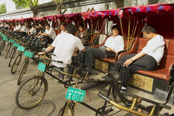 Rckshaws aspetta i passeggeri in Futong Street vicino al lago Houhai a Pechino, Cina . — Foto Stock