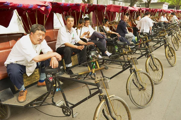Rckshaws aspetta i passeggeri in Futong Street vicino al lago Houhai a Pechino, Cina . — Foto Stock