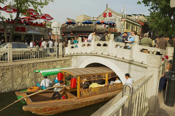 As pessoas visitam a área do lago Houhai em Pequim, China . — Fotografia de Stock