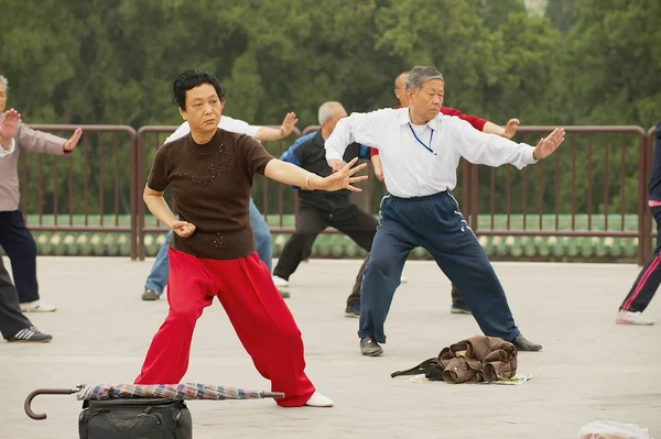 Menschen praktizieren tai chi chuan turnen in beijing, china. — Stockfoto