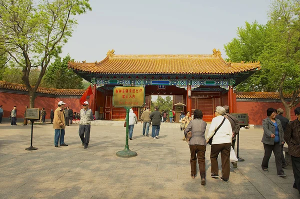 La gente entra a la puerta del Parque Jingshan en Beijing, China . —  Fotos de Stock