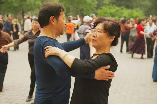 Chinese people dance in Jingshan Park in Beijing, China. — Stock Photo, Image