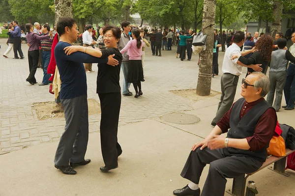 Chinese people dance in Jingshan Park in Beijing, China. — Stock Photo, Image