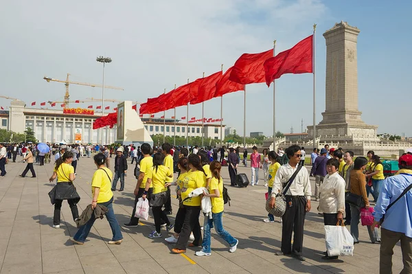 La gente visita piazza Tiananmen a Pechino, Cina . — Foto Stock