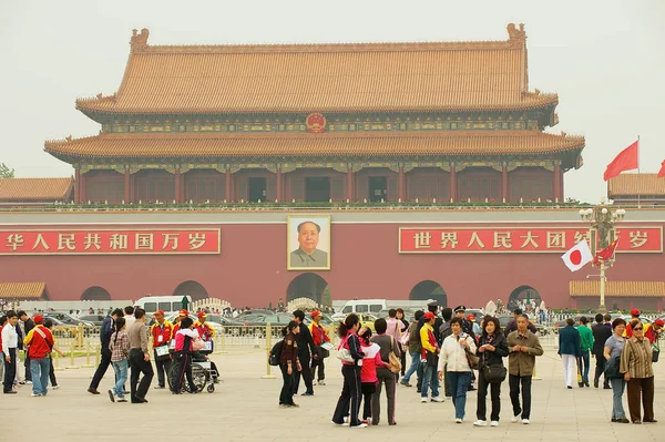 Les gens visitent la place Tiananmen à Pékin, en Chine . — Photo