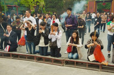Tapanların tütsü sopa tutun ve Pekin, Çin Yonghegong Lama Tapınağı'nda dua.