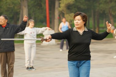 Bayan Jingshan Parkı Pekin, Çin için bir kılıç ile geleneksel jimnastik uygulamaları. 