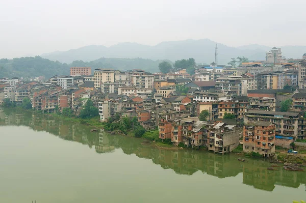 Vista para a cidade de Rongshui em Guangxi através do rio em Rongshui, China . — Fotografia de Stock