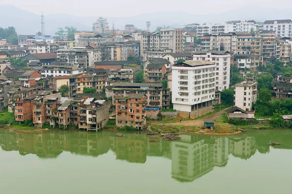 Vista para a cidade de Rongshui em Guangxi através do rio em Rongshui, China . — Fotografia de Stock