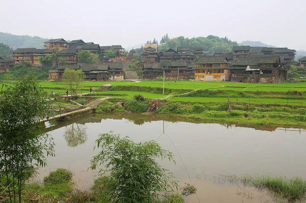 Vista al tradicional pueblo de madera de la minoría Dong en Rongshui, China . —  Fotos de Stock