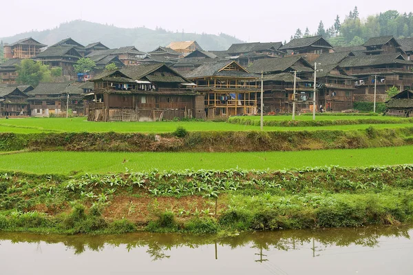 Met het oog op de traditionele houten dorp van Dong minderheid in Rongshui, China. — Stockfoto