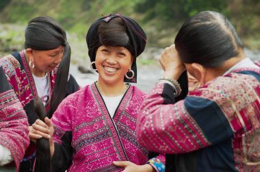 Kadın fırça ve stil saç Longji, Çin. 