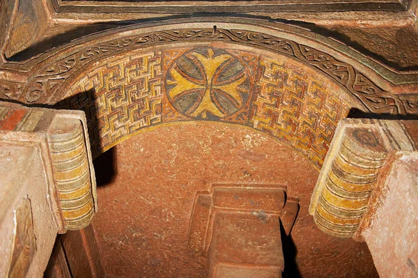 Decoração de teto colorido dentro da igreja de pedra-hewn em Lalibela, Etiópia . — Fotografia de Stock