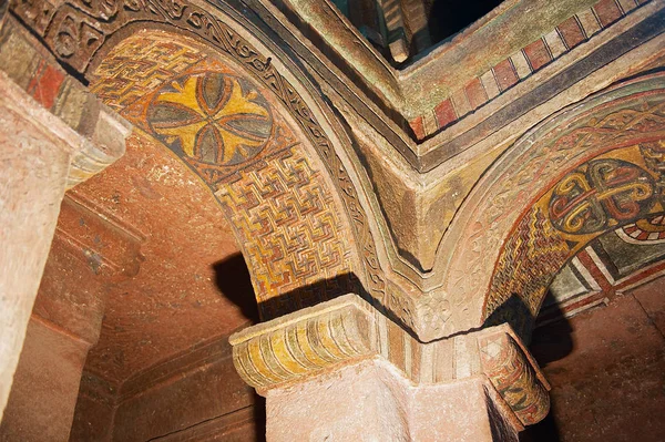 Decoração de teto colorido dentro da igreja de pedra-hewn em Lalibela, Etiópia . — Fotografia de Stock