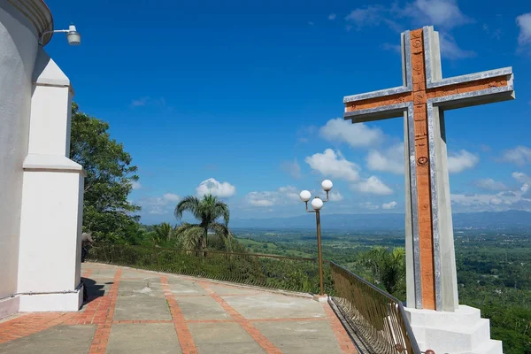 Moderní cross s výhledem na údolí Cibao vedle kostela Panny Marie Mercedes v Santo Cerro, Dominikánská republika. — Stock fotografie