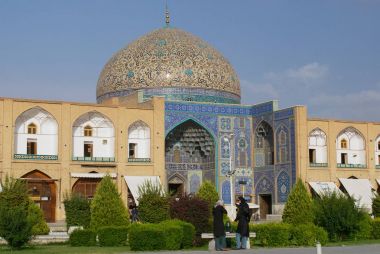 Şeyh Lütfullah Camii görünümüne Nakş-ı Cihan Meydanı Isfahan, İran'ın.