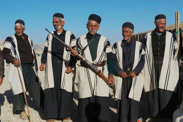 Bakhtiari nomad tribe men wear traditional dresses circa Isfahan, Iran — Stock Photo, Image