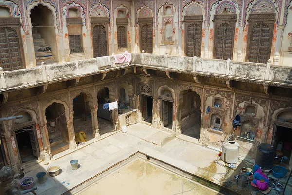 Interieur erf van een historische haveli in Mandawa, India. — Stockfoto