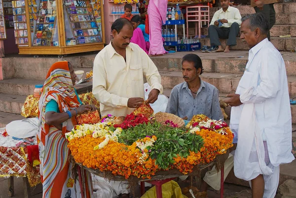 Menschen verkaufen Blumen für religiöse Zwecke am Flussufer in Varanasi, Indien. — Stockfoto