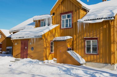 Eski geleneksel ahşap bina, Skansen Tromso, Norveç.