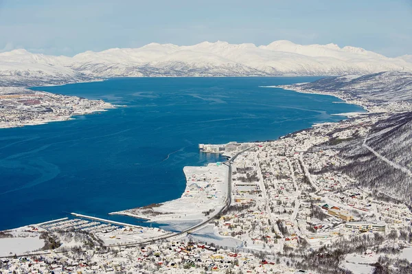 Vista a la ciudad de Tromso, 350 kilómetros al norte del Círculo Polar Ártico, Noruega . —  Fotos de Stock