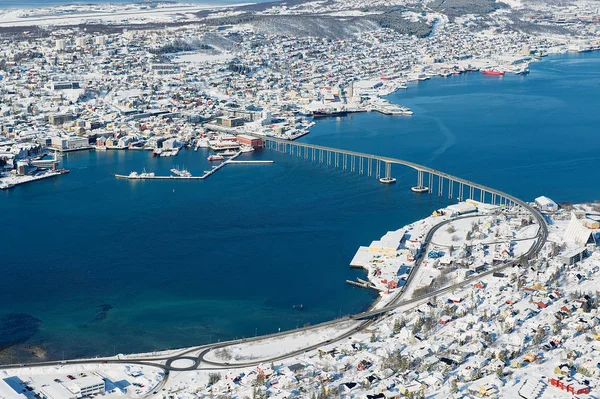 Vista a la ciudad y puente que conecta dos partes de la ciudad de Tromso, Noruega . — Foto de Stock